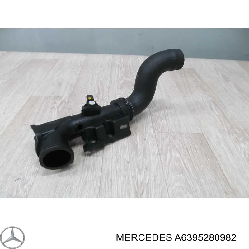 Шланг/патрубок интеркуллера Mercedes A6395280982 ціна, від 25.33 USD