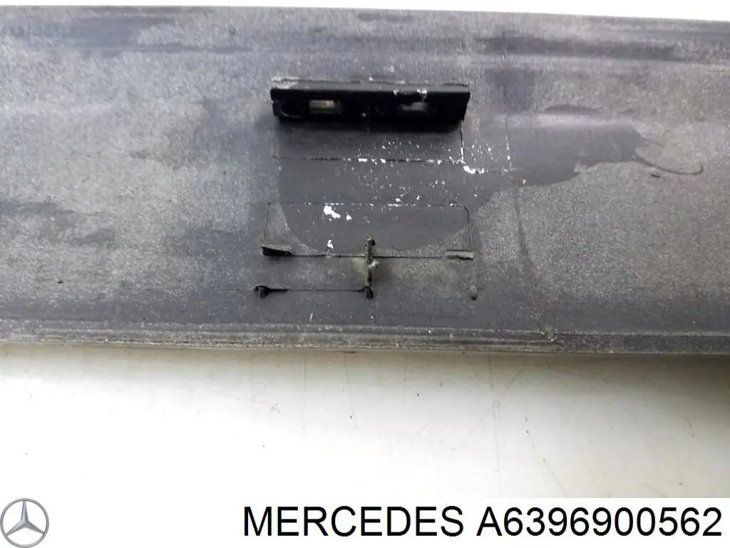 Молдинг передньої правої двері A6396900562 Mercedes