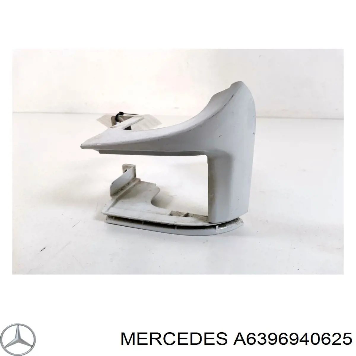 Накладка під задній ліхтар, правий Mercedes A6396940625 ціна, від 10.11 USD