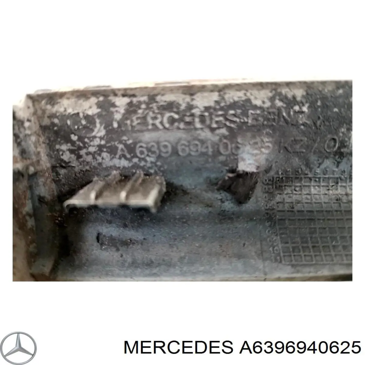 A6396940625 Mercedes Накладка під задній ліхтар, правий