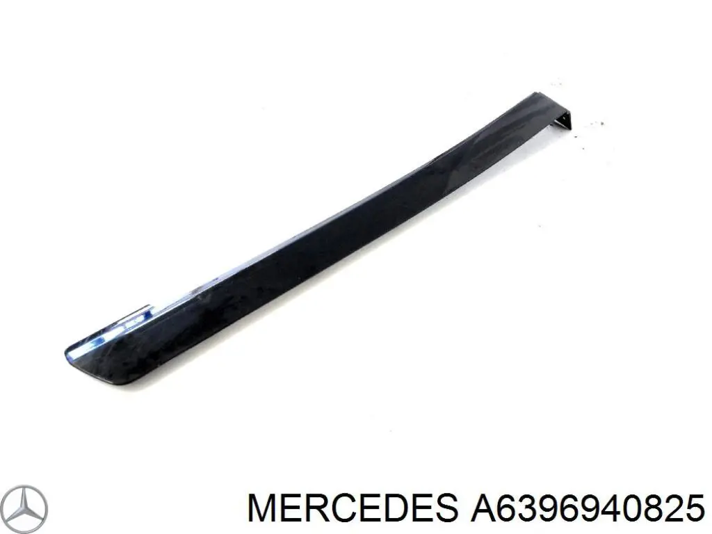 A6396940825 Mercedes Накладка під задній ліхтар, правий
