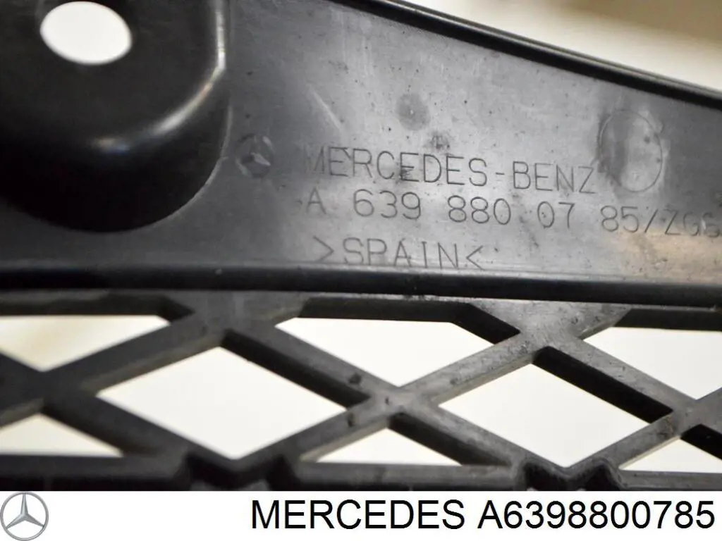 Решітка радіатора A6398800785 Mercedes