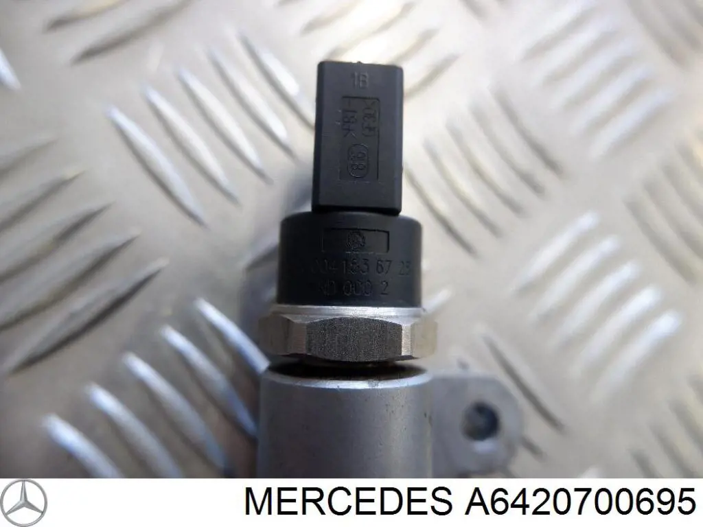 Розподільник палива (рампа), правий Mercedes A6420700695