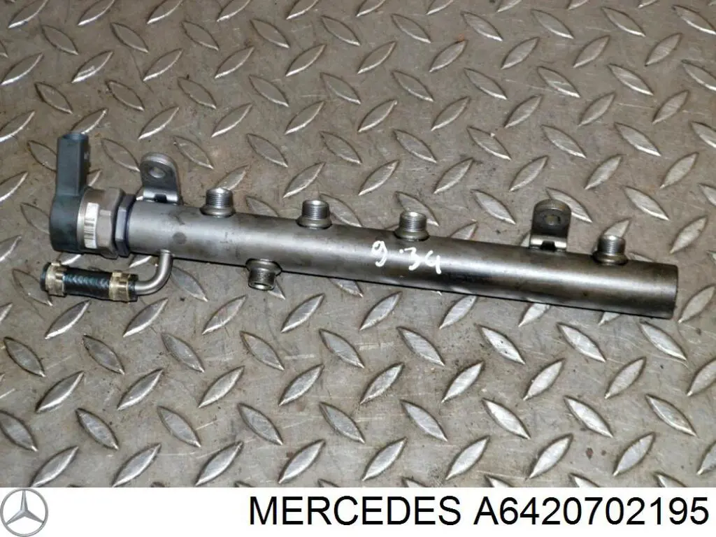 A6420702195 Mercedes Розподільник палива (рампа) лівий