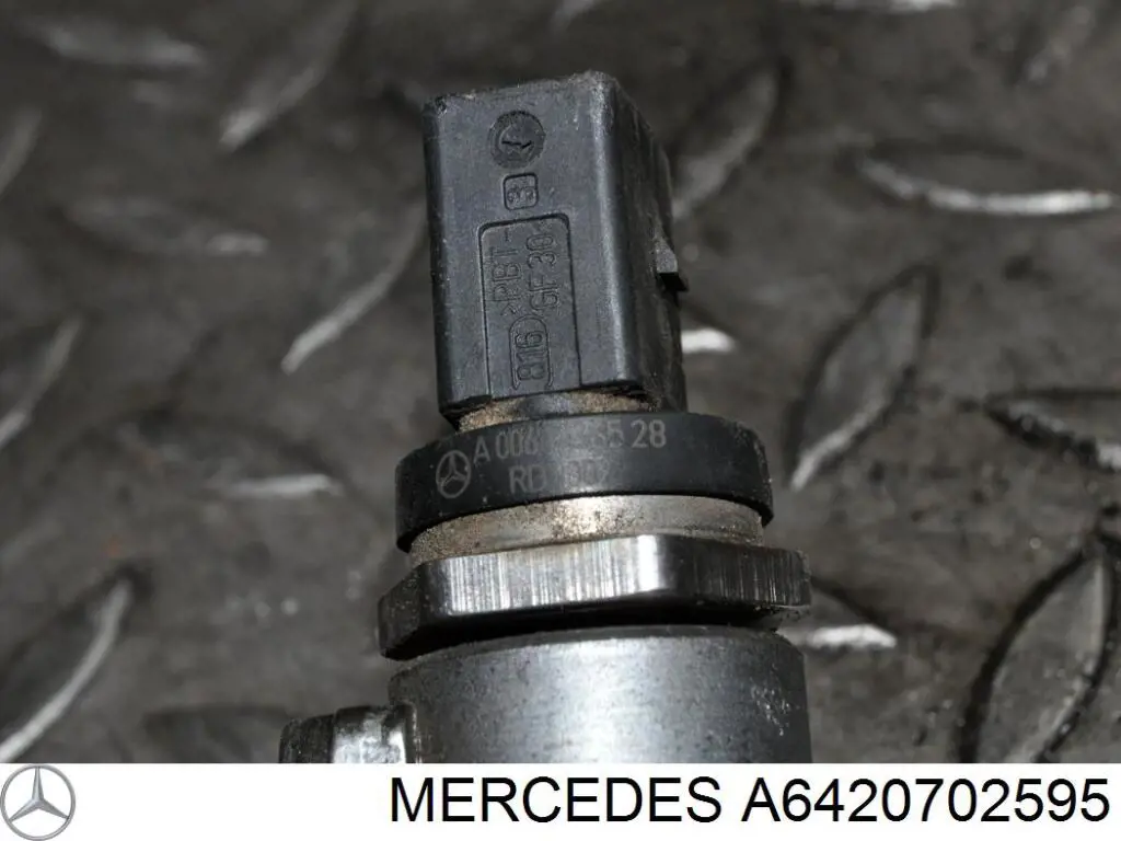 A6420702595 Mercedes розподільник палива (рампа правий)