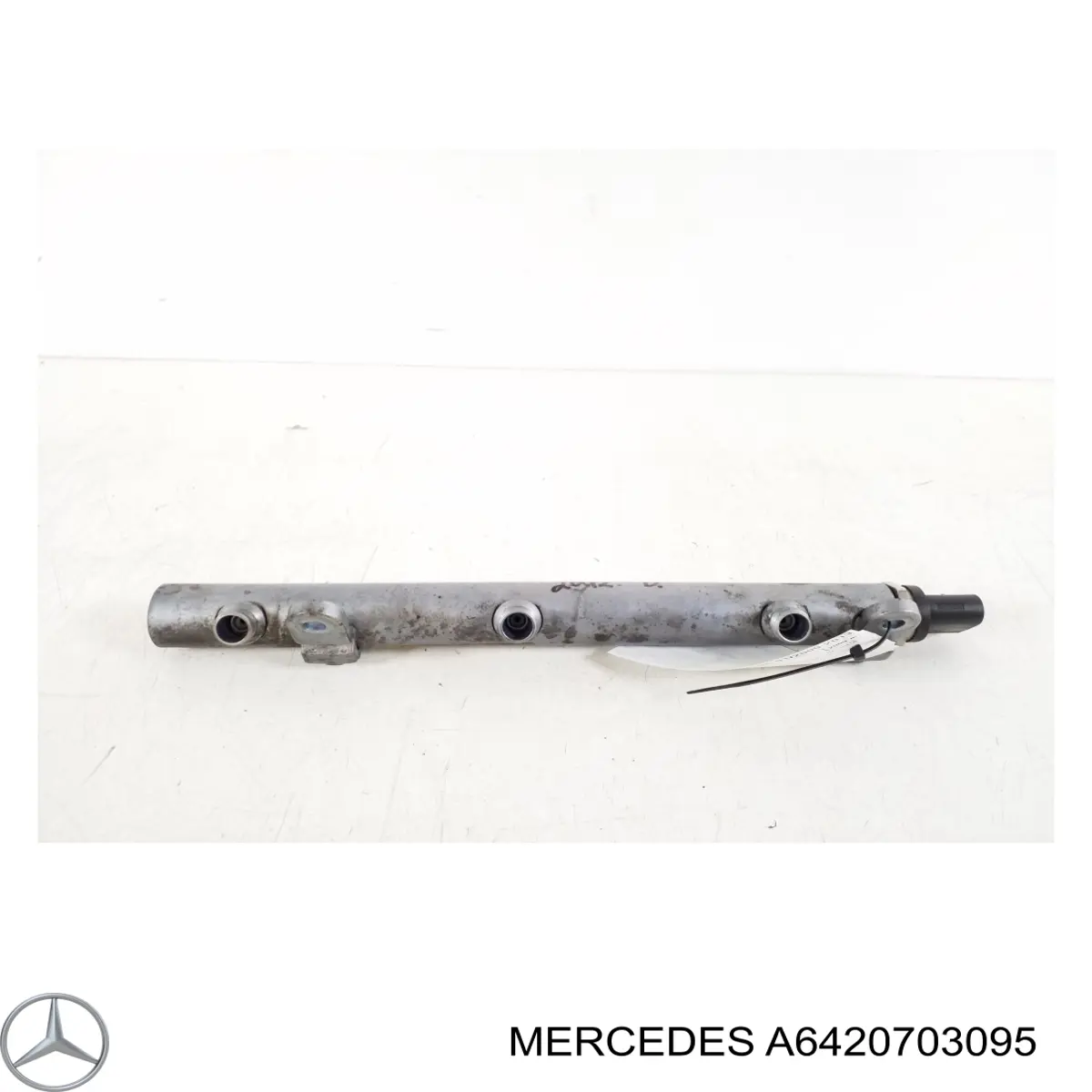 Розподільник палива (рампа), правий Mercedes A6420703095