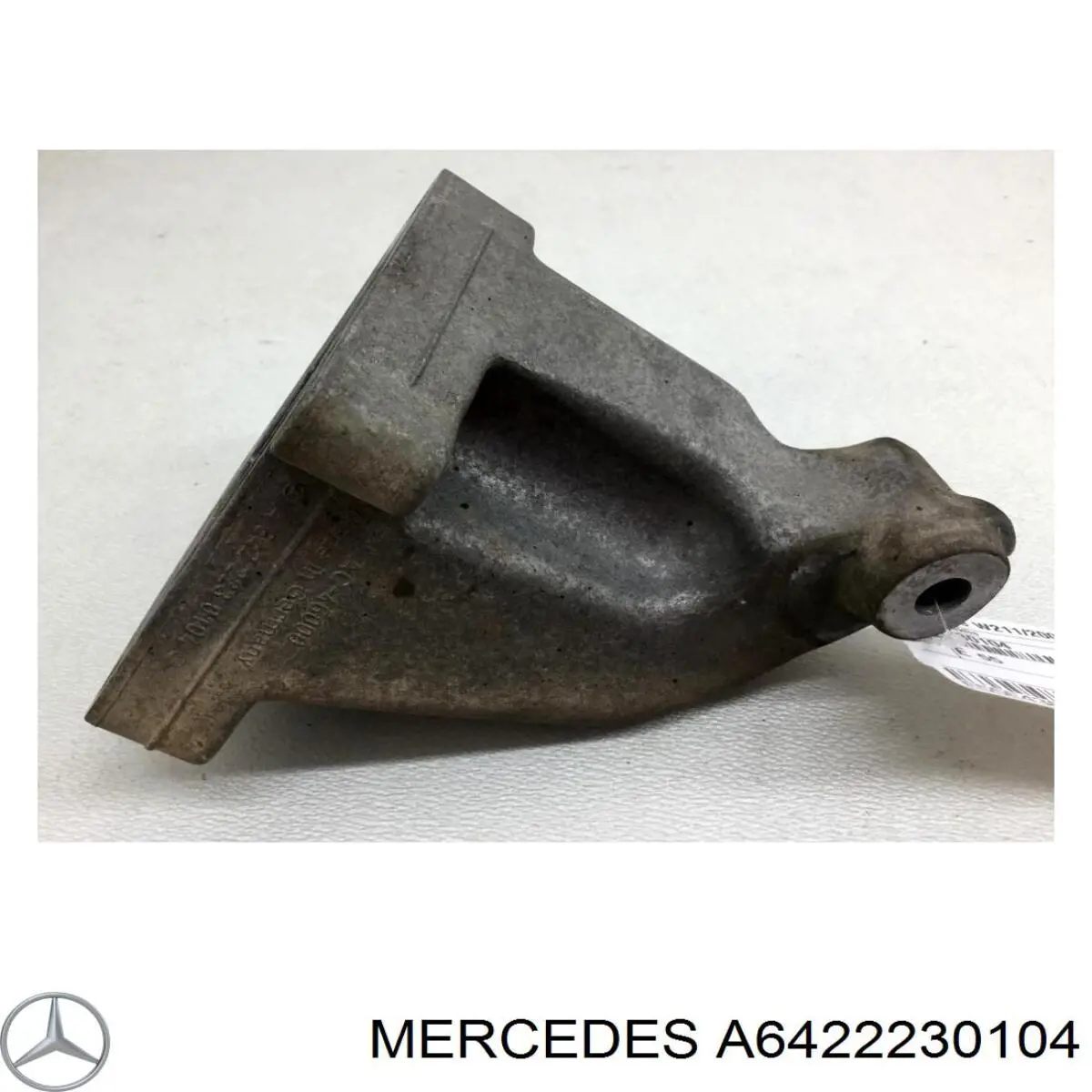Кронштейн подушки (опори) двигуна, правої Mercedes A6422230104