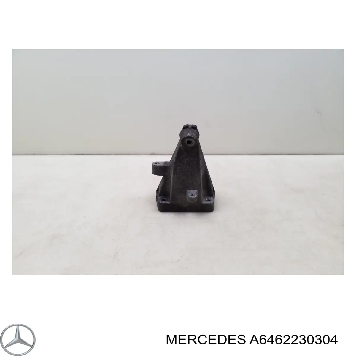 Кронштейн подушки (опори) двигуна, правої Mercedes A6462230304 ціна, від 50.68 USD