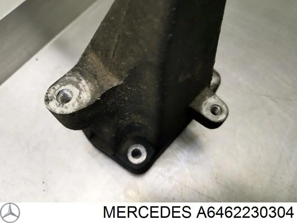Купити A6462230304 Mercedes Кронштейн подушки (опори) двигуна, правої