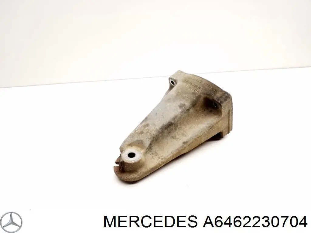 Кронштейн подушки (опори) двигуна, правої Mercedes A6462230704 ціна, від 19.00 USD