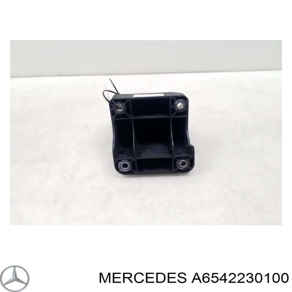 Кронштейн подушки (опори) двигуна, правої Mercedes A6542230100 ціна, від 82.26 USD