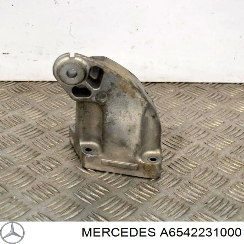 A6542231000 Mercedes Кронштейн подушки (опори) двигуна, правої