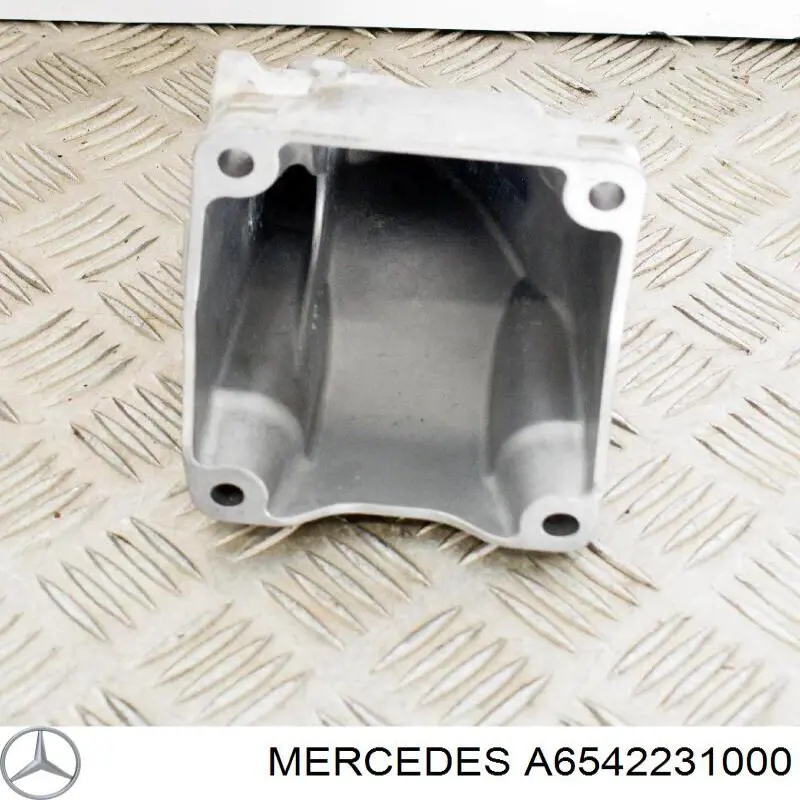 Кронштейн подушки (опори) двигуна, правої Mercedes A6542231000 ціна, від 163.99 USD