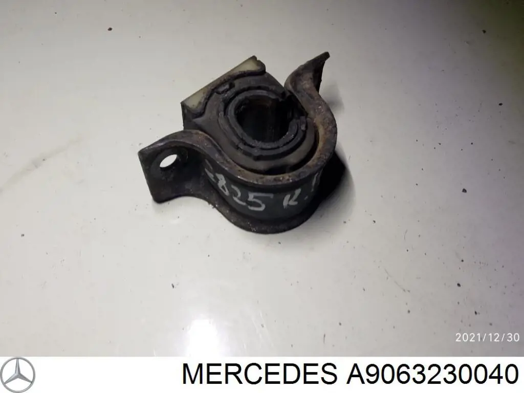 Купити A9063230040 Mercedes Хомут кріплення втулки стабілізатора, переднього