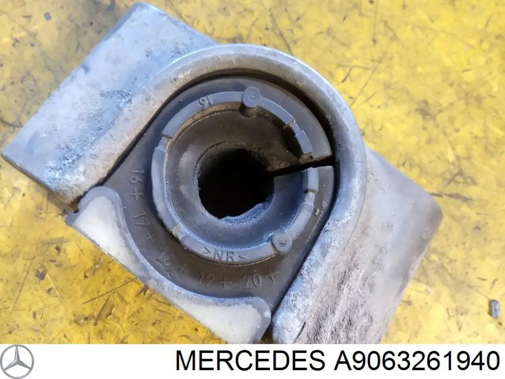 A9063261940 Mercedes Хомут кріплення втулки стабілізатора, заднього
