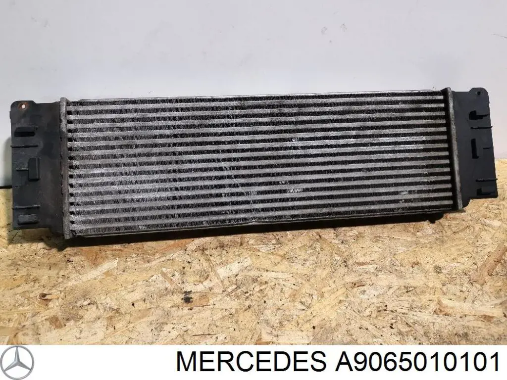 A9065010101 Mercedes радіатор интеркуллера