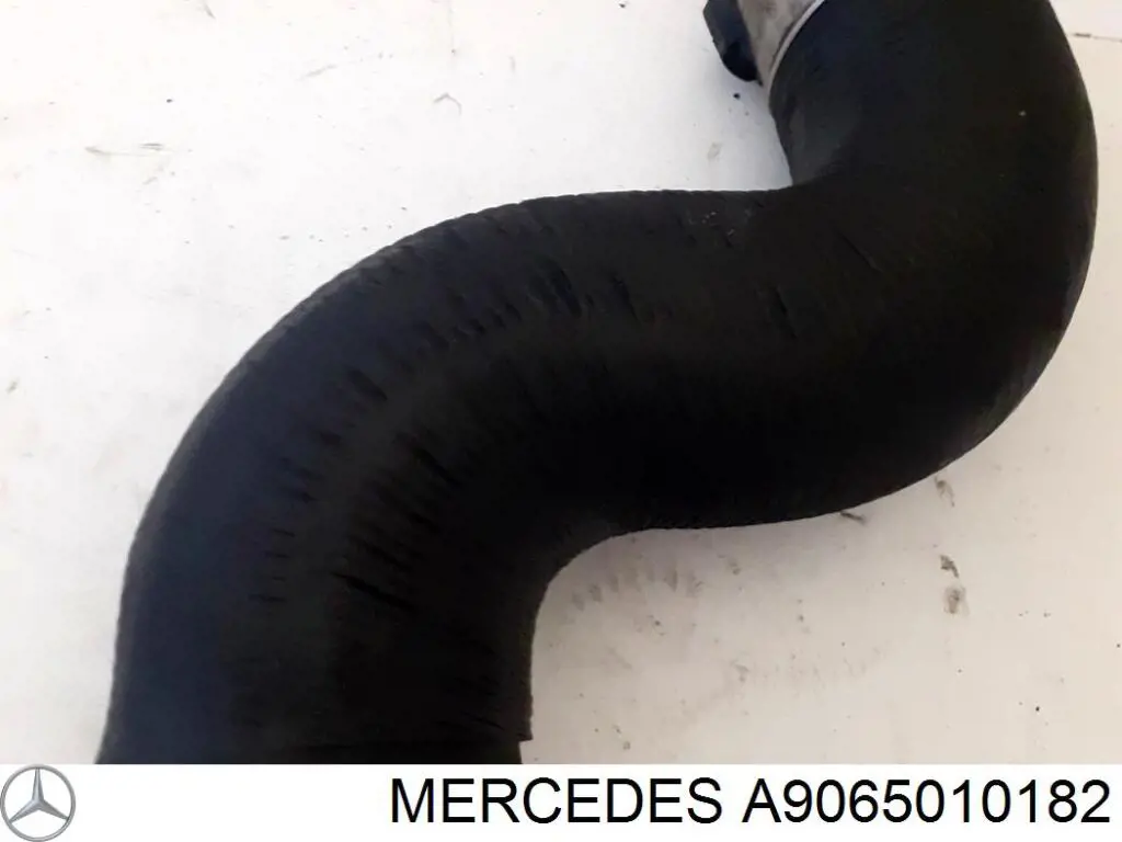 Купити A9065010182 Mercedes Шланг/патрубок радіатора охолодження, верхній