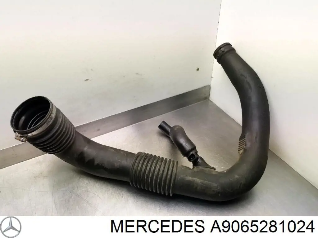 Купити A9065281024 Mercedes Патрубок повітряний, вихід повітряного фільтра