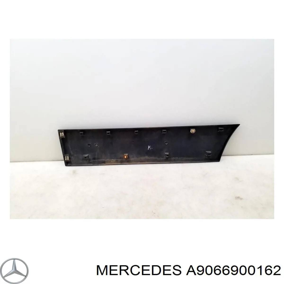 9066900162 Mercedes молдинг передньої лівої двері, нижній