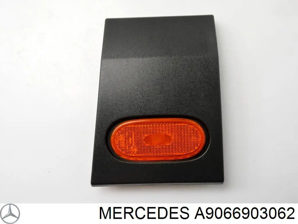 Накладка стійки кузова зовнішня, передня ліва A9066903062 Mercedes