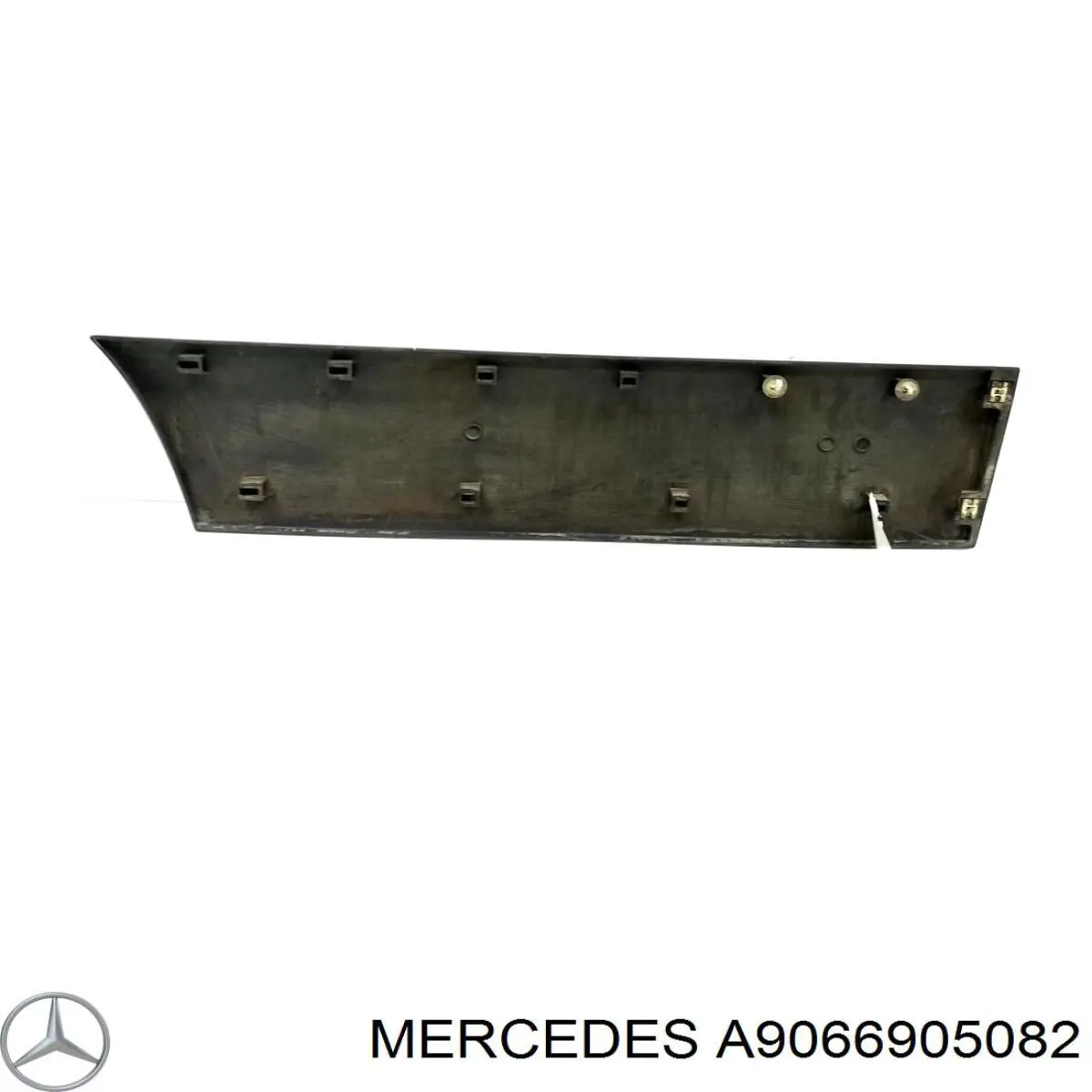 Молдинг передньої правої двері, нижній A9066905082 Mercedes