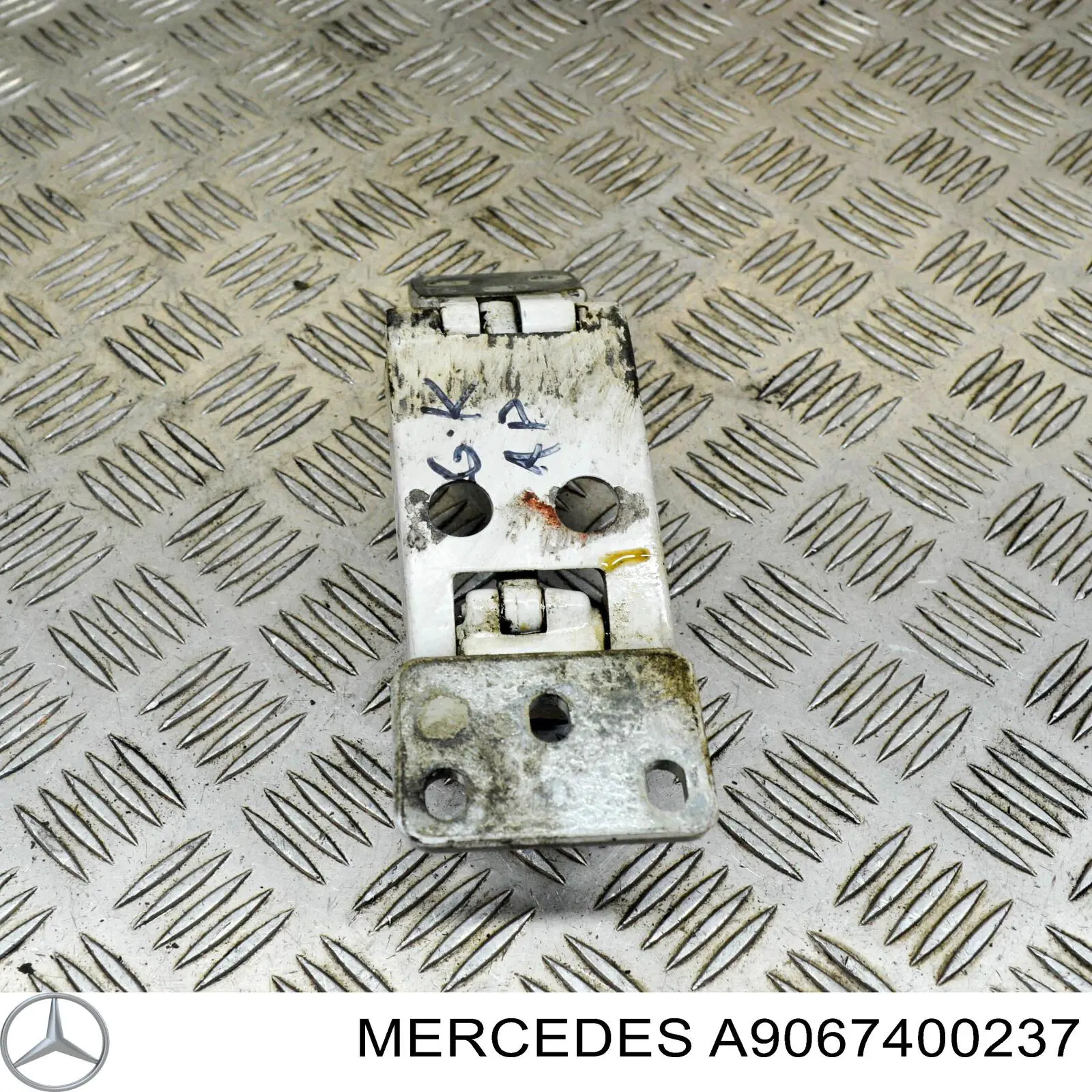 Купити A9067400237 Mercedes Петля задньої (двостулкової) двері, ліва нижня