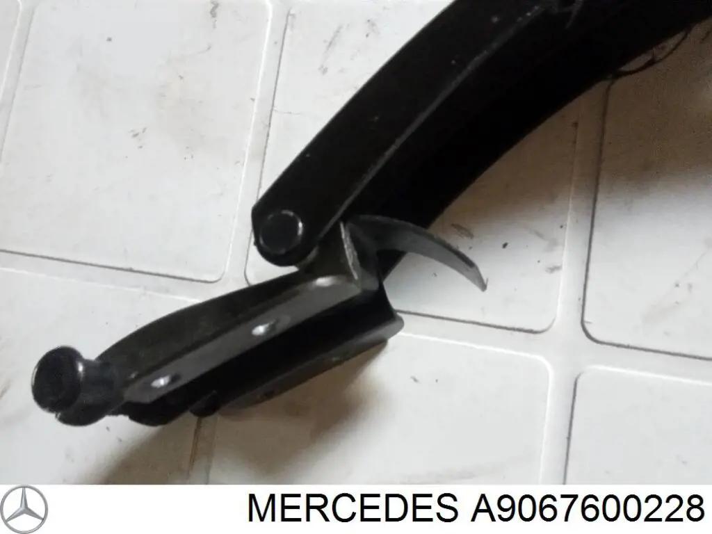 A9067600228 Mercedes обмежувач відкриття дверей багажного відсіку (фургон)