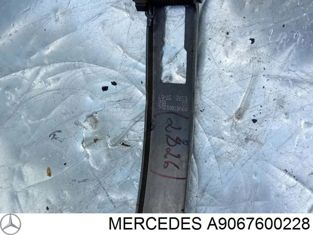 Купити A9067600228 Mercedes Обмежувач відкриття дверей багажного відсіку (фургон)