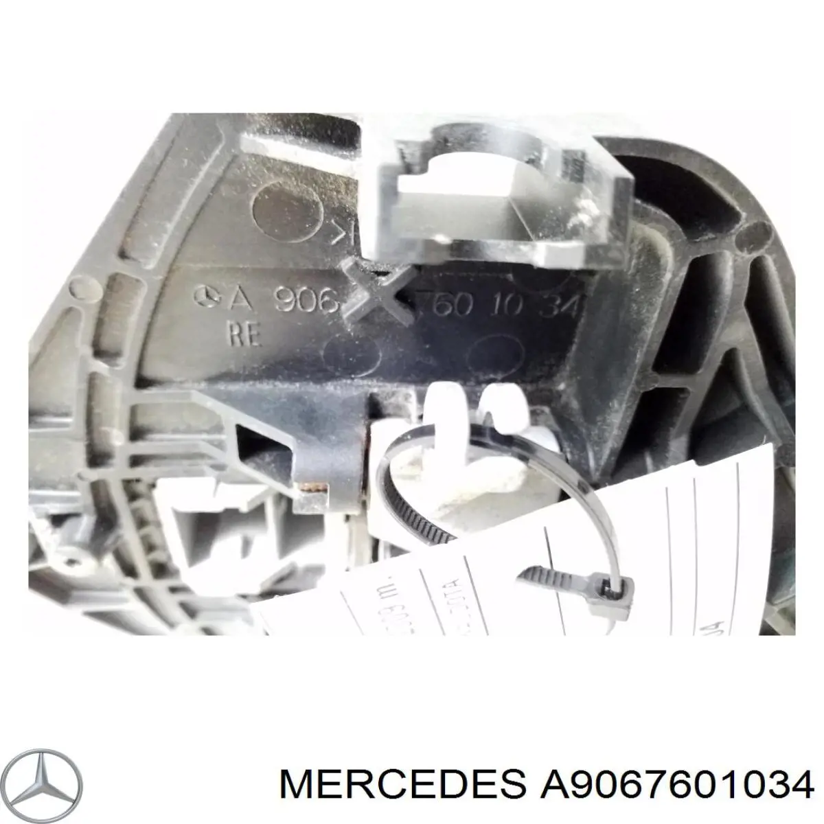 A9067601034 Mercedes тримач зовнішньої ручки дверей, передньої правої