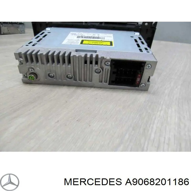 A9068201186 Mercedes Магнітола (радіо AM/FM)
