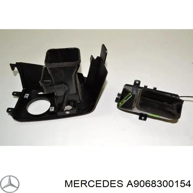 Решітка повітропровода права A9068300154 Mercedes