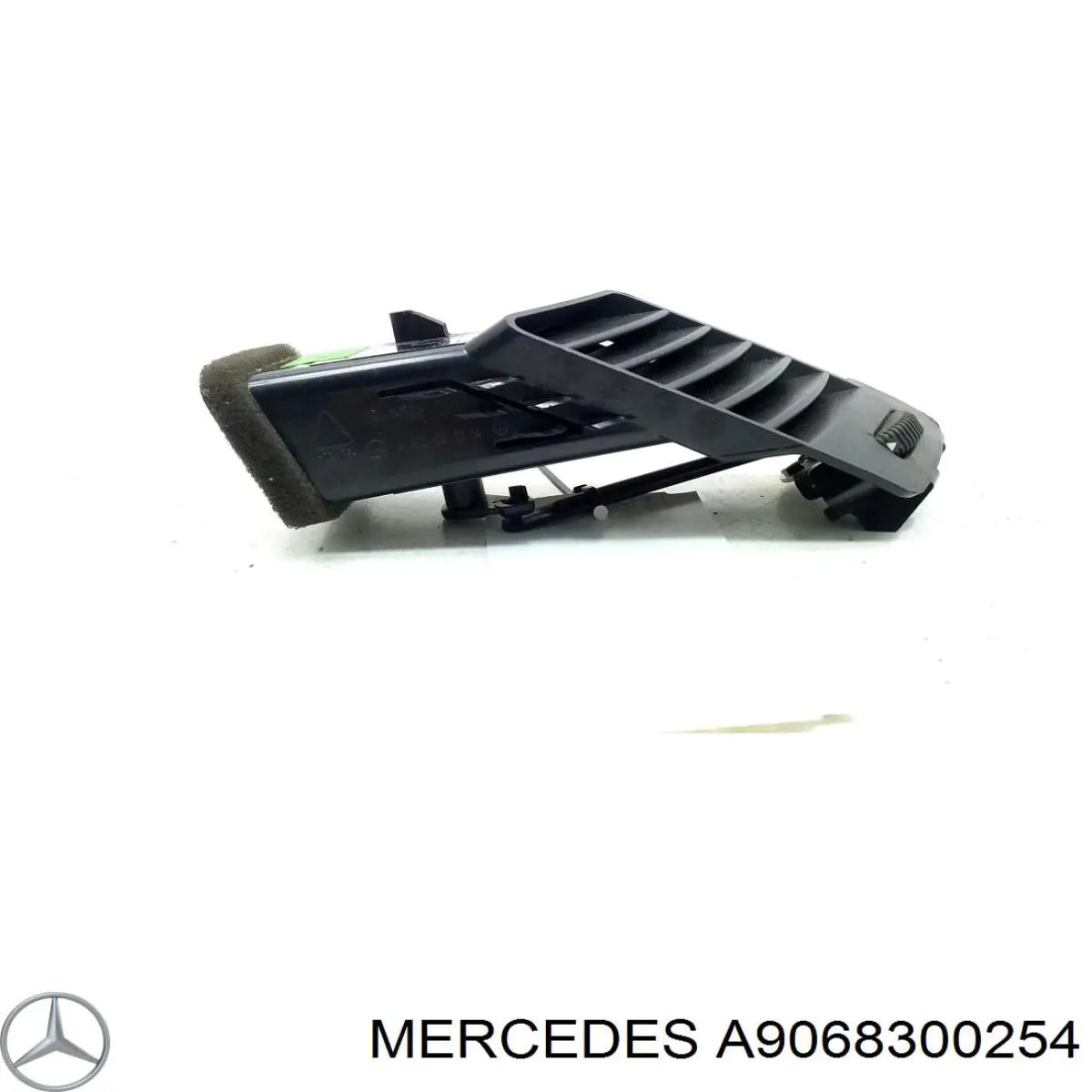 Решітка повітропровода ліва A9068300254 Mercedes
