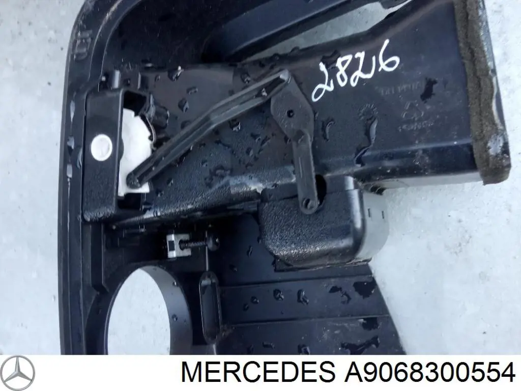 9068300554 Mercedes решітка повітропровода права