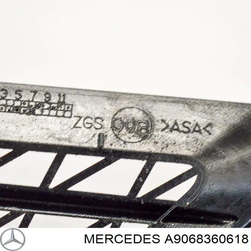 A9068360618 Mercedes решітка капота