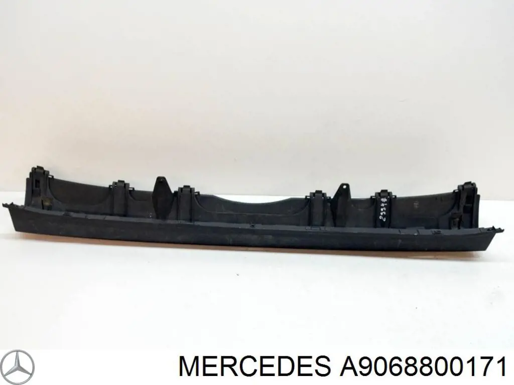 A9068800171 Mercedes Бампер задній, центральна частина