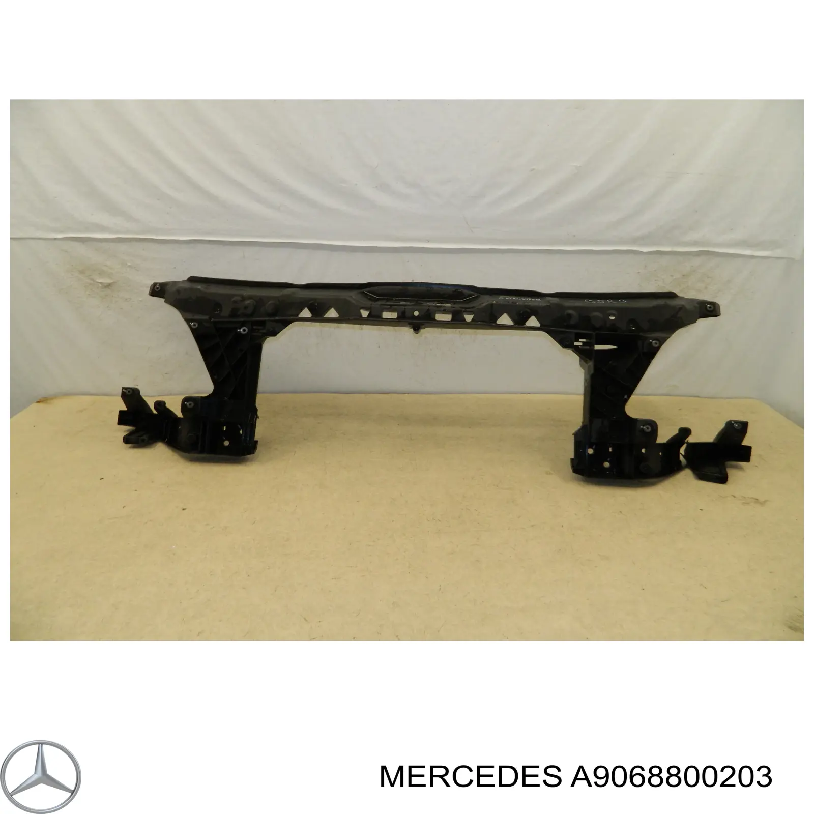 Купити A9068800203 Mercedes Установча панель передня