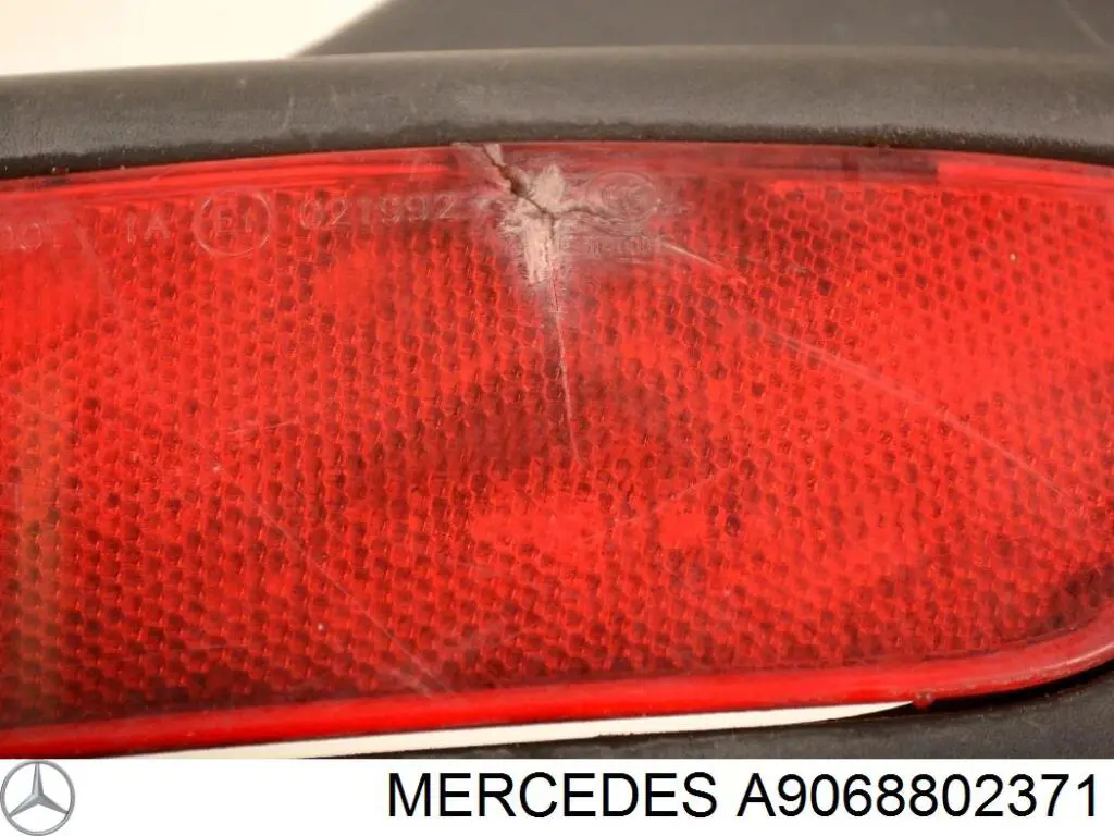 Бампер задній, права частина A9068802371 Mercedes