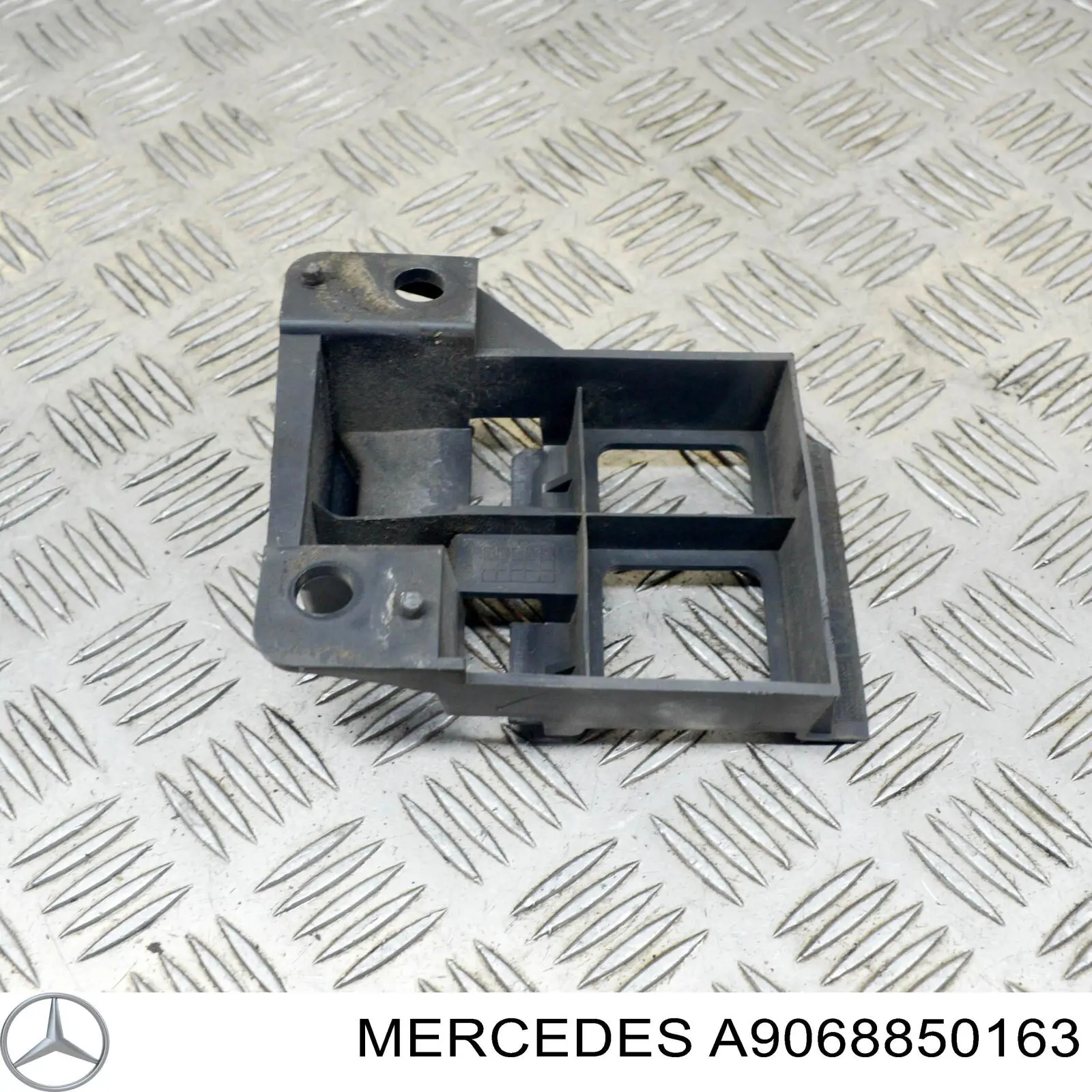 Кріплення бампера Mercedes A9068850163 ціна, від 5.62 USD