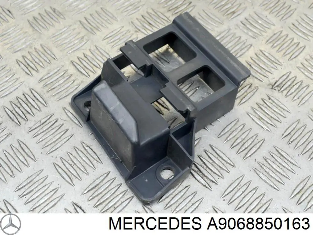 Купити A9068850163 Mercedes Кронштейн бампера переднього, лівий