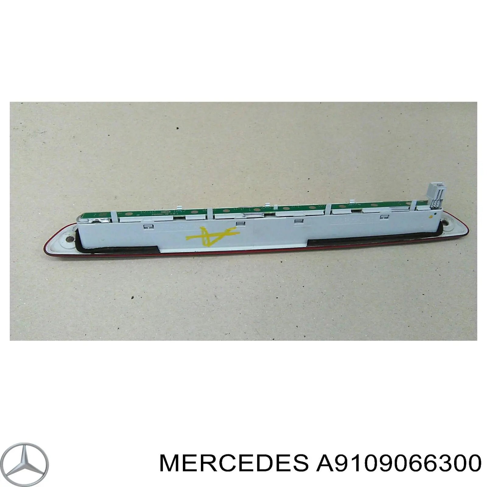 A9109066300 Mercedes Стоп-сигнал заднього скла