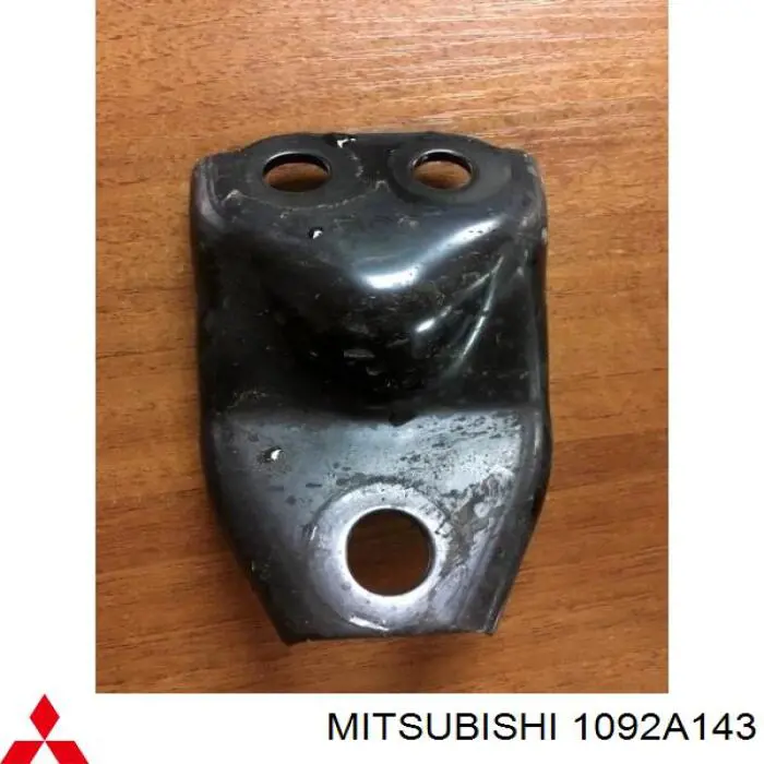1092A143 Mitsubishi Кронштейн подушки (опори) двигуна, передньої
