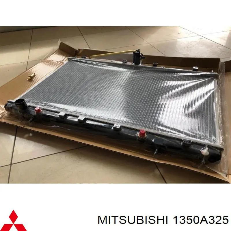 Радіатор охолодження двигуна 1350A325 Mitsubishi