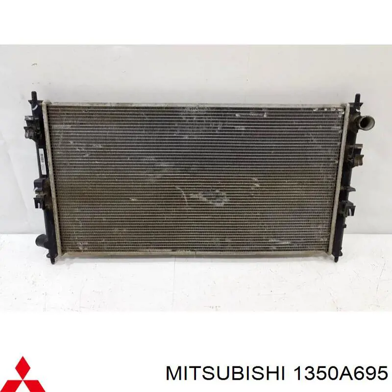 1350A695 Mitsubishi радіатор охолодження двигуна