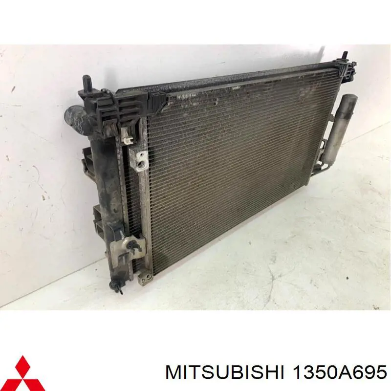 1350A695 Mitsubishi Радіатор охолодження двигуна