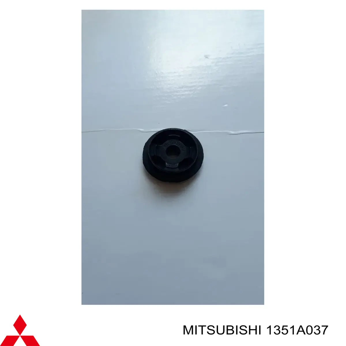 Подушка радіатора охолодження, нижня Mitsubishi 1351A037 ціна, від 3.87 USD