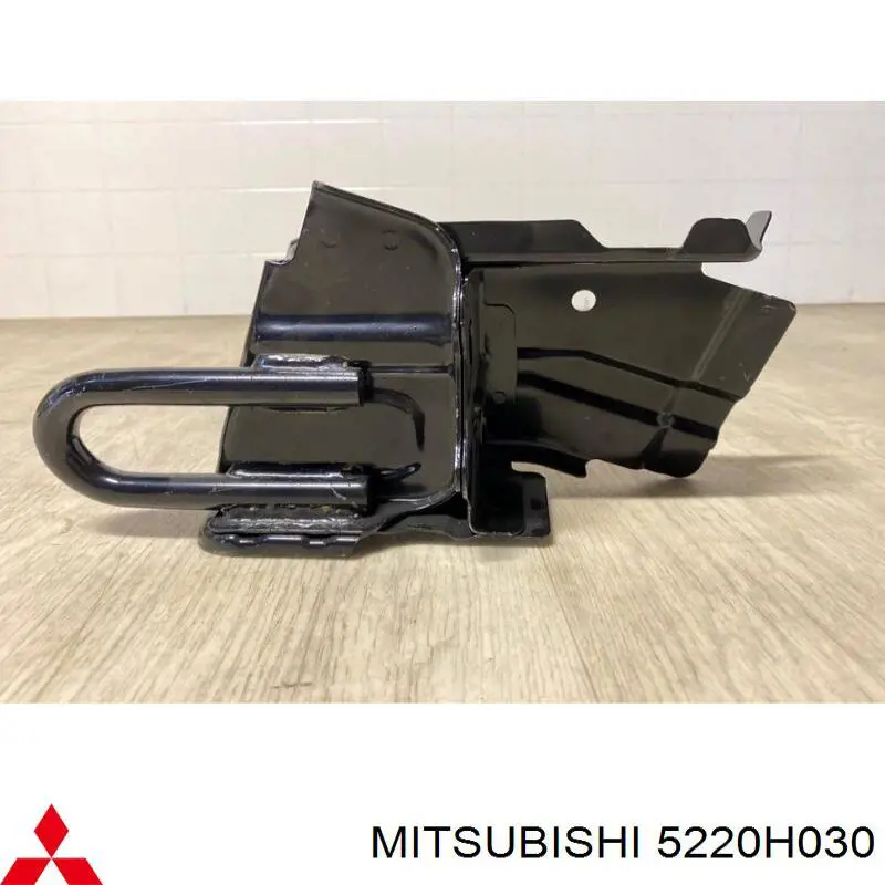 Купити 5220H030 Mitsubishi Кронштейн передньої панелі, правий
