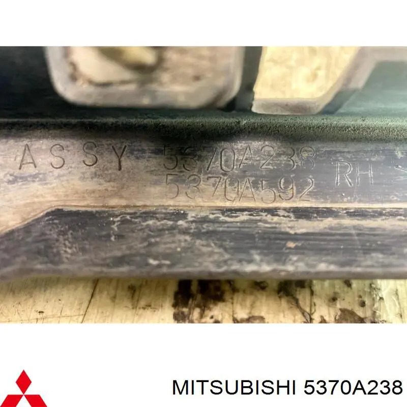5370A238 Mitsubishi Бризковики передній, правий