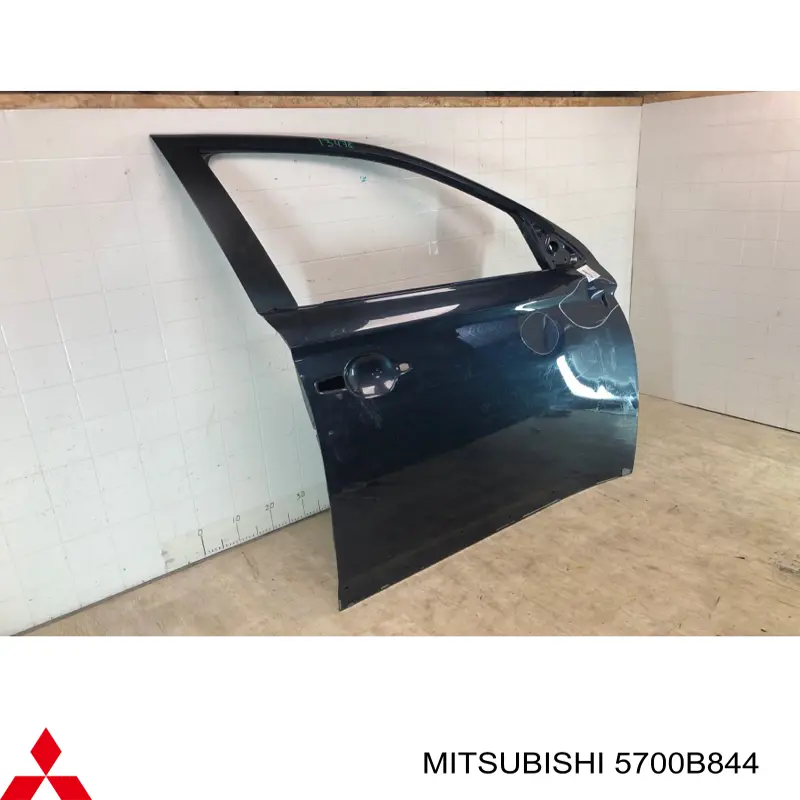 5700B844 Mitsubishi Пасажирські передні двері