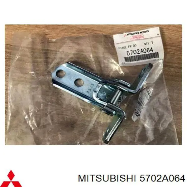 Купити 5702A064 Mitsubishi Петля водійських дверей