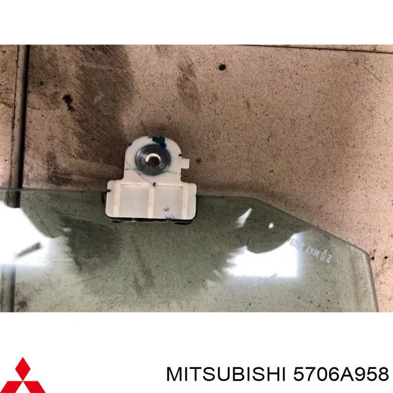 5706A958 Mitsubishi Скло пасажирських дверей
